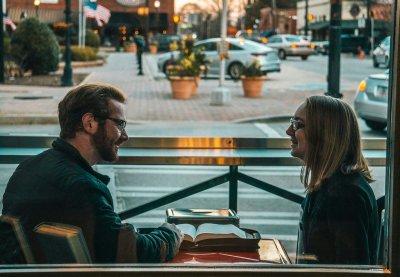 Status-flexen is het einde van de situationship
